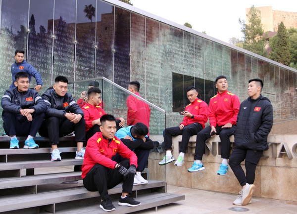 ĐT Futsal Việt Nam hứng khởi bước vào buổi tập đầu tiên tại Tây Ban Nha - Ảnh 2.