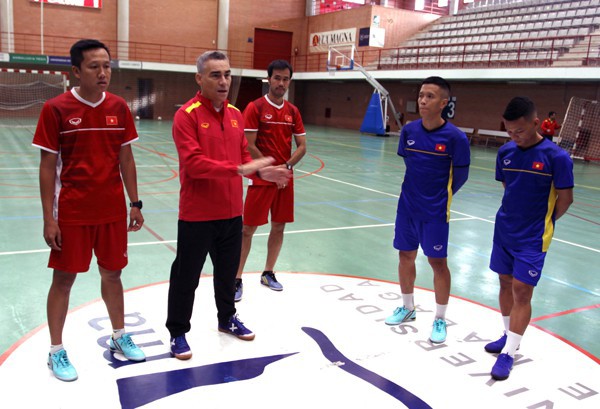 ĐT Futsal Việt Nam hứng khởi bước vào buổi tập đầu tiên tại Tây Ban Nha - Ảnh 4.