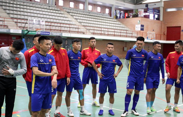 ĐT Futsal Việt Nam hứng khởi bước vào buổi tập đầu tiên tại Tây Ban Nha - Ảnh 6.