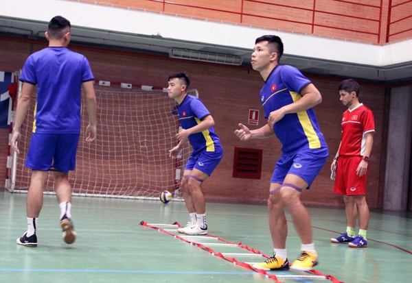 ĐT Futsal Việt Nam hứng khởi bước vào buổi tập đầu tiên tại Tây Ban Nha - Ảnh 8.