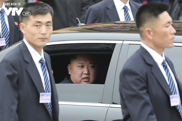 VIDEO Đội cận vệ Triều Tiên chạy theo tháp tùng limousine chở Chủ tịch Kim Jong-un về Hà Nội - Ảnh 5.