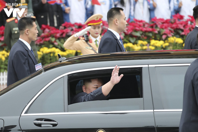 VIDEO Đội cận vệ Triều Tiên chạy theo tháp tùng limousine chở Chủ tịch Kim Jong-un về Hà Nội - Ảnh 4.