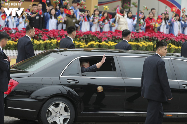 VIDEO Đội cận vệ Triều Tiên chạy theo tháp tùng limousine chở Chủ tịch Kim Jong-un về Hà Nội - Ảnh 3.