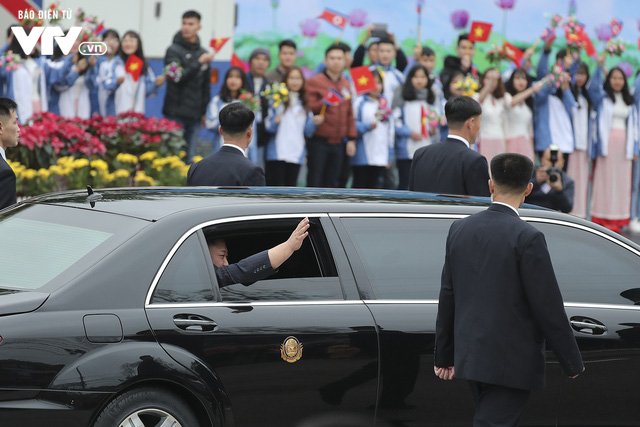 VIDEO Đội cận vệ Triều Tiên chạy theo tháp tùng limousine chở Chủ tịch Kim Jong-un về Hà Nội - Ảnh 2.
