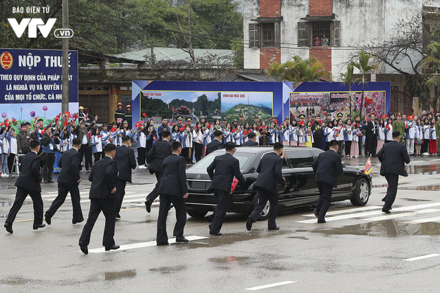 VIDEO Đội cận vệ Triều Tiên chạy theo tháp tùng limousine chở Chủ tịch Kim Jong-un về Hà Nội - Ảnh 1.