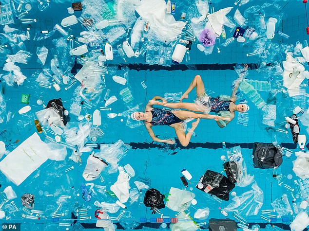 Biểu diễn trong hồ rác thải, cặp đôi vô địch bơi nghệ thuật thế giới kêu gọi bảo vệ môi trường - Ảnh 1.