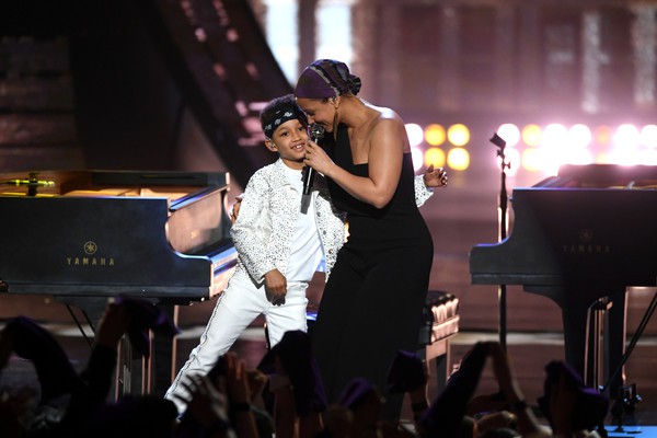 iHeartRadio Music Award 2019: Đưa con trai lên sân khấu, Alicia Keys có tiết mục siêu dễ thương - Ảnh 6.