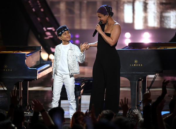 iHeartRadio Music Award 2019: Đưa con trai lên sân khấu, Alicia Keys có tiết mục siêu dễ thương - Ảnh 7.