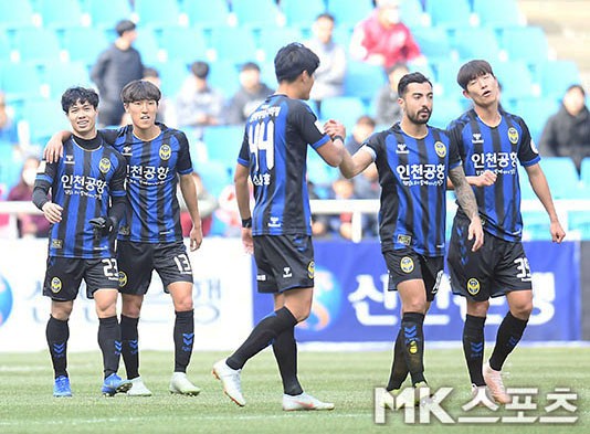 CĐV Việt Nam tấn công fanpage Incheon United vì Công Phượng ra mắt ở phút 90+6 - Ảnh 1.