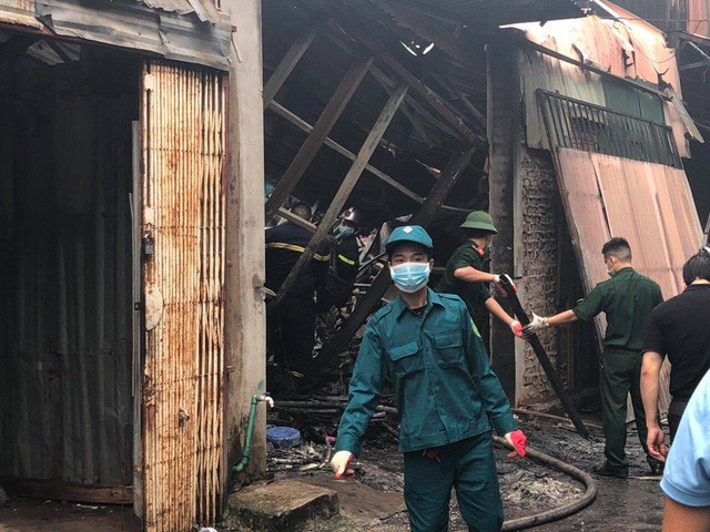 Ba mẹ con thiệt mạng trong đám cháy xưởng đông lạnh ở Trung Văn (Hà Nội) - Ảnh 3.