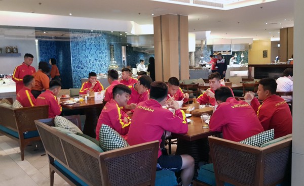 U18 Việt Nam tập làm quen sân Po Kong, sẵn sàng cho trận ra quân gặp U18 Singapore - Ảnh 2.
