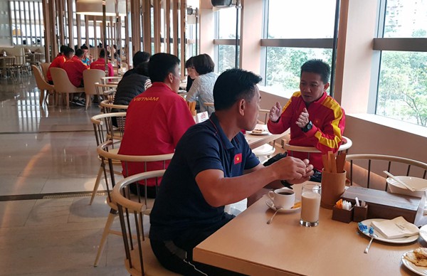 U18 Việt Nam tập làm quen sân Po Kong, sẵn sàng cho trận ra quân gặp U18 Singapore - Ảnh 3.