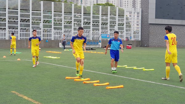 U18 Việt Nam tập làm quen sân Po Kong, sẵn sàng cho trận ra quân gặp U18 Singapore - Ảnh 4.