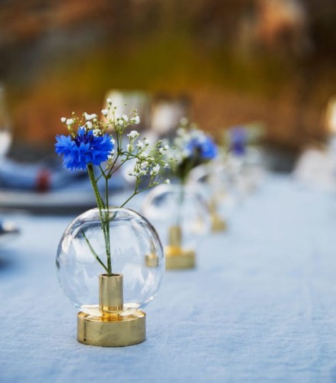 Hình ảnh bình thủy tinh cắm hoa giúp bạn tìm thấy sự thanh lịch và tinh tế của cuộc sống. Những chiếc bình thủy tinh này sẽ biến những bông hoa thường ngày trở nên đặc biệt và trang trọng hơn. Hãy để những hình ảnh đẹp này truyền cảm hứng trong việc trang trí nhà cửa của bạn.