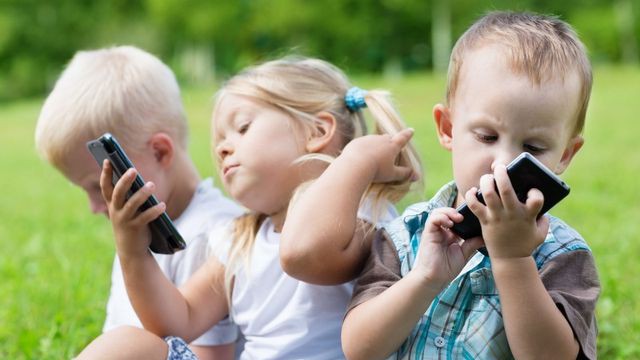 Cho trẻ dùng smartphone quá nhiều làm tăng nguy cơ mắc chứng tăng động - Ảnh 1.