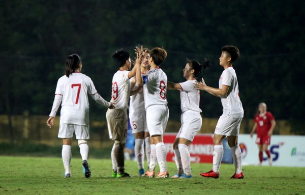 HLV Mai Đức Chung vẫn chưa hài lòng dù U19 nữ Việt Nam thắng trận đầu - Ảnh 1.