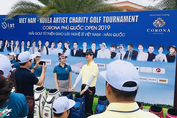 Các nghệ sỹ gây quỹ từ thiện trong giải golf giao lưu Việt Nam – Hàn Quốc - Ảnh 1.