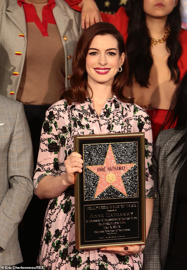 Công chúa Anne Hathaway nhận sao trên Đại lộ danh vọng - Ảnh 1.