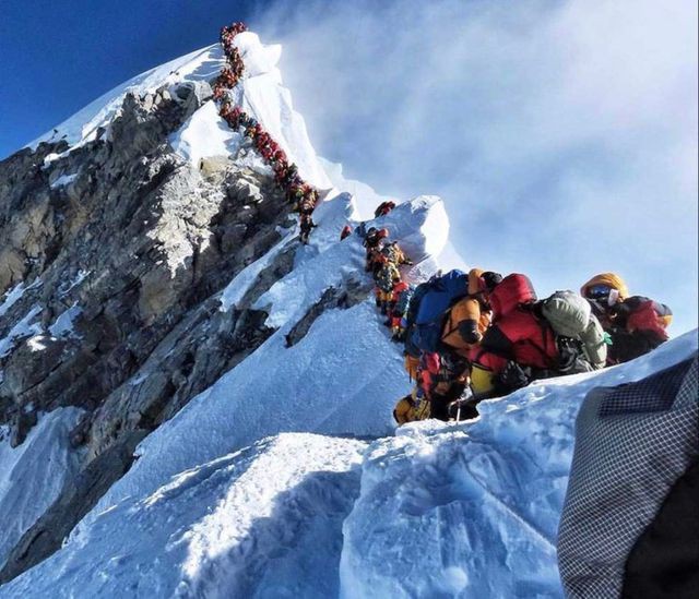 Năm 2019: 11 người chết trên đỉnh Everest và đây là lý do tại sao? - Ảnh 1.