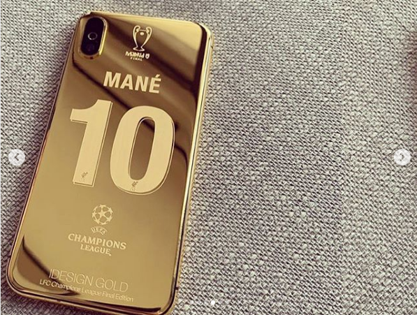 Mỗi cầu thủ Liverpool được tặng 1 chiếc iPhone X mạ vàng - Ảnh 3.