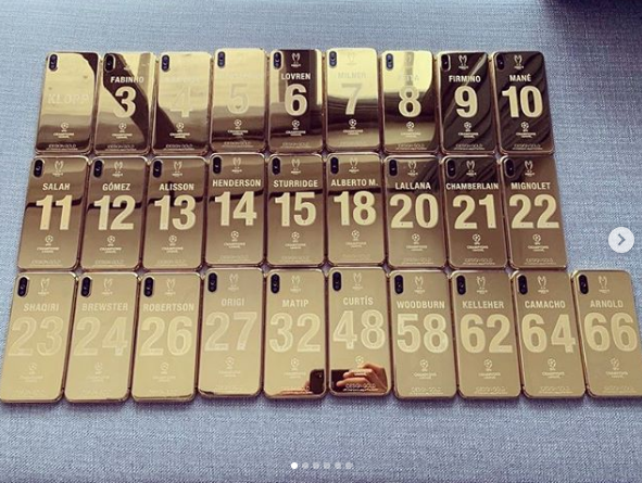 Mỗi cầu thủ Liverpool được tặng 1 chiếc iPhone X mạ vàng - Ảnh 1.