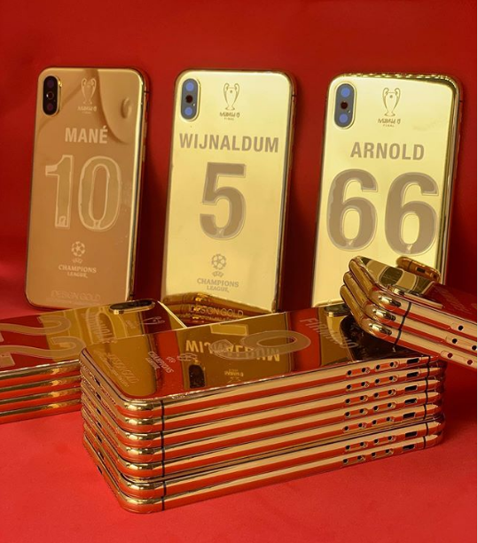 Mỗi cầu thủ Liverpool được tặng 1 chiếc iPhone X mạ vàng - Ảnh 2.