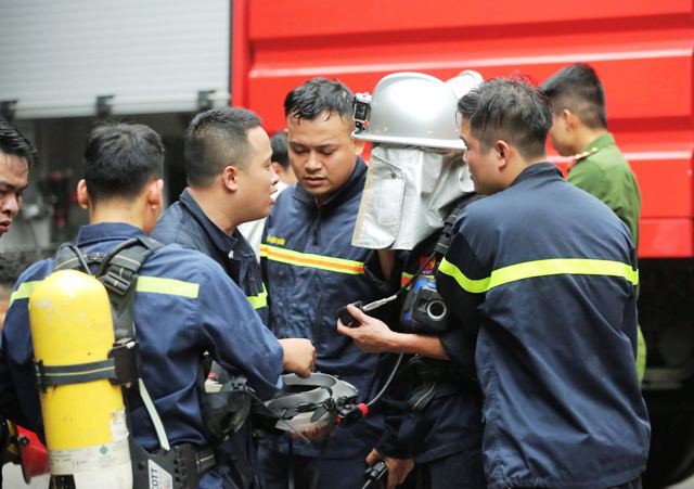 Cháy khách sạn tại quận Hoàn Kiếm, 30 người kịp thời thoát thân - Ảnh 2.