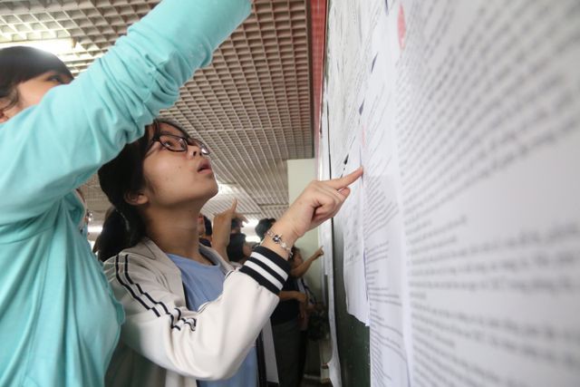 Gần 90.000 học sinh thi vào lớp 10 ở Hà Nội: Con làm bài, cha mẹ như ngồi trên đống lửa - Ảnh 1.
