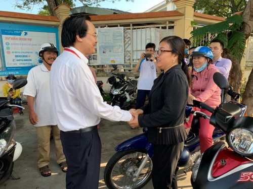 Bộ trưởng Phùng Xuân Nhạ kiểm tra công tác thi THPT Quốc gia tại Long An - Ảnh 4.