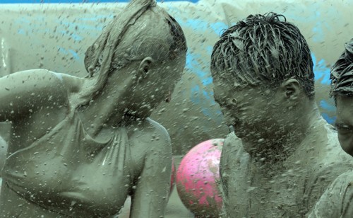 Lễ hội tắm bùn lớn nhất thế giới ở Hàn Quốc - Ảnh 3.