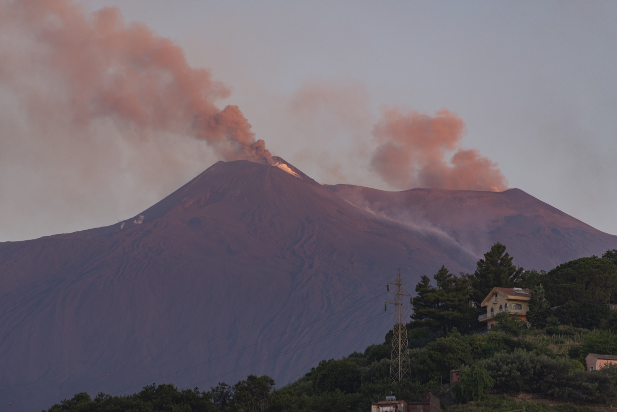 Действующий вулкан на сицилии. Вулкан Этна в Италии. Этна Сицилия извержение. Сицилия Италия вулкан Этна. Извержение вулкана Этна на Сицилии.