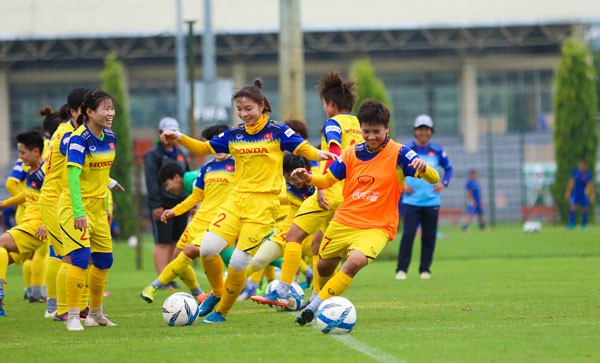 Đội tuyển nữ Việt Nam thoải mái trên sân tập trước ngày đi tập huấn Nhật Bản - Ảnh 2.
