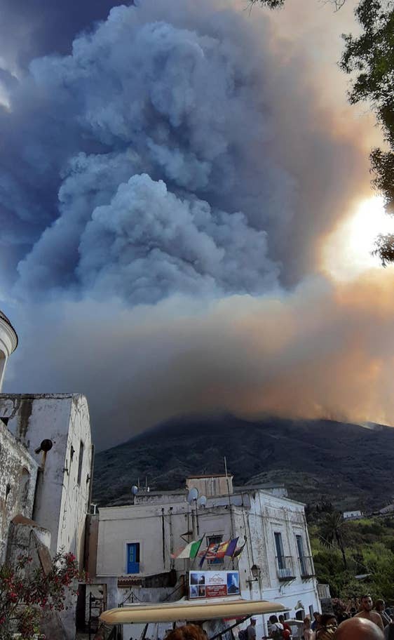 Núi lửa phun trào trên đảo du lịch Stromboli, Italy - Ảnh 1.