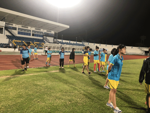 ĐT nữ Việt Nam làm quen sân thi đấu chính tại Chonburi, Thái Lan - Ảnh 1.