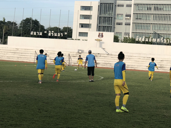 ĐT nữ Việt Nam làm quen sân thi đấu chính tại Chonburi, Thái Lan - Ảnh 4.