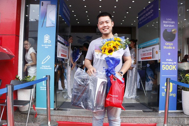 Đắt hơn 4 triệu so với Galaxy Note 10, người dùng Việt vẫn đổ xô mua Note 10+ - Ảnh 1.