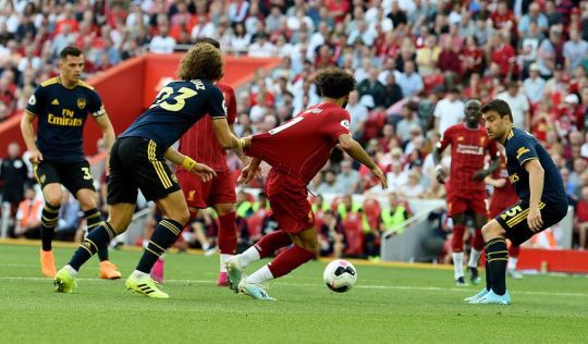 Tội đồ Arsenal: Tôi không kéo áo, chỉ đặt tay trúng áo Salah - Ảnh 1.