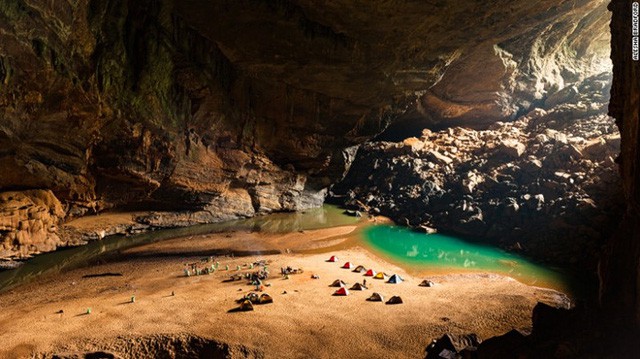 Thám hiểm hang Sơn Đoòng lọt top 5 tour du lịch mạo hiểm nhất thế giới - Ảnh 1.