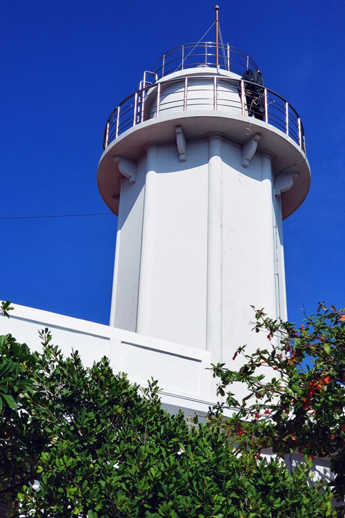 The lighthouse is in Cam Binh commune, Cam Ranh city, Khanh Hoa province