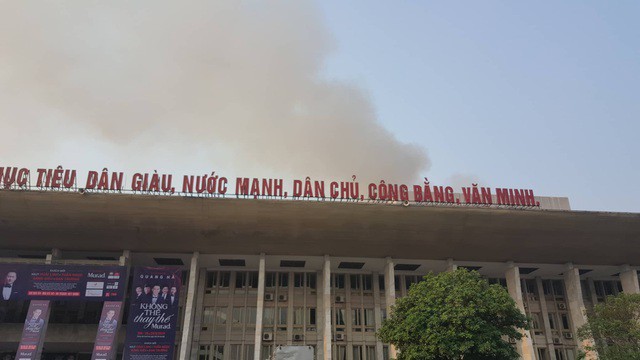 Cháy lớn tại Cung văn hóa hữu nghị Việt Xô, khói đen bốc ngùn ngụt - Ảnh 2.