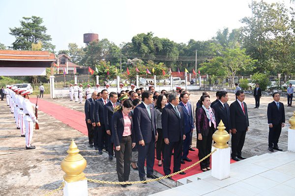 
National Assembly Chairwoman Nguyen Thi Kim Ngan and her entourages offer incense and place wreaths at the Laos-Vietnam Combative Alliance monument. (Photo: NDO)

