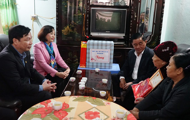 Lãnh đạo Đảng, Nhà nước thăm, tặng quà Tết tại các địa phương - Ảnh 2.