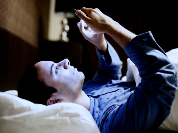 Những tác hại khôn lường khi bạn quen dùng điện thoại vào ban đêm - Ảnh 2.