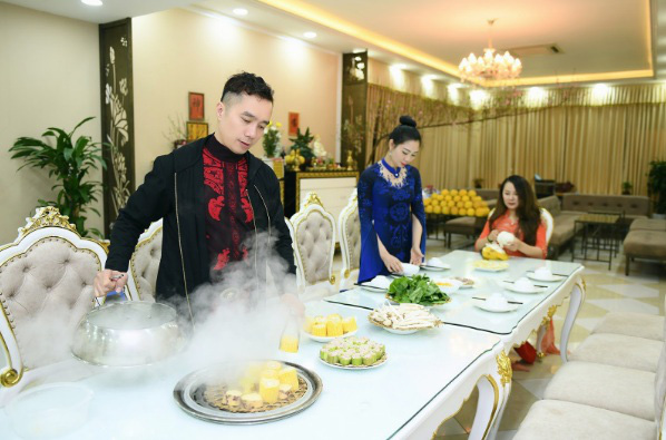 NTK Đỗ Trịnh Hoài Nam tự tay vào bếp, trang trí nhà cửa đón Tết - Ảnh 4.