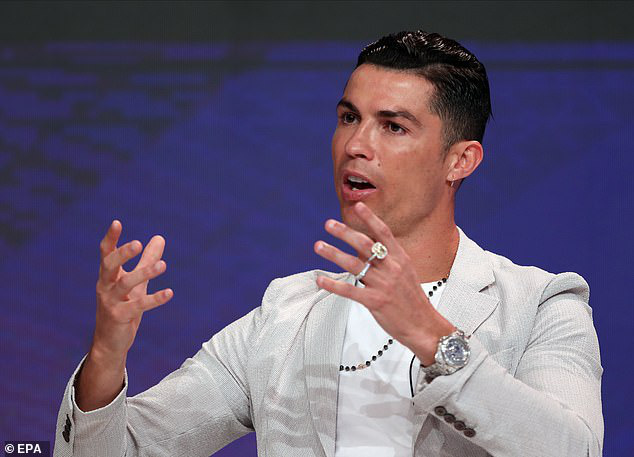 Phát sốt vì Cris Ronaldo dùng iPod từ thời nhà Tống - Ảnh 1.