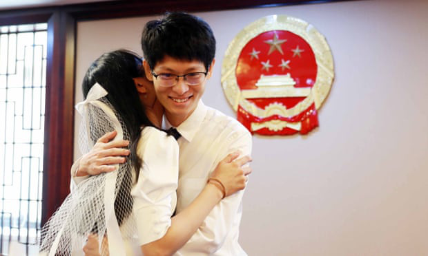 Các cặp đôi Trung Quốc vội vã kết hôn trong Tuần lễ vàng 