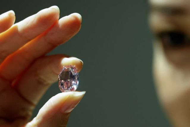 Chiêm ngưỡng viên kim cương hồng siêu hiếm trị giá 38 triệu USD - Ảnh 2.