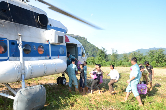 Trực thăng tiếp tế hơn 2 tấn lương thực cho nhân dân vùng lũ - Ảnh 2.