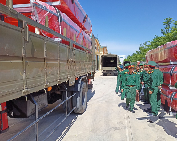 Bộ Tổng tham mưu xuất cấp gần 60 tấn lương khô và hàng nghìn trang thiết bị cứu hộ, cứu nạn - Ảnh 2.