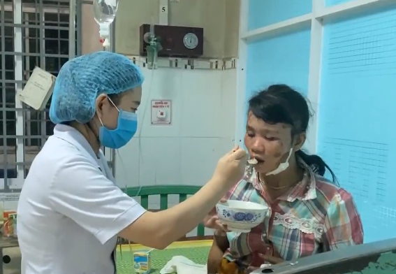 Trắng đêm cứu chữa bệnh nhân trong vụ sạt lở đất tại Quảng Nam - Ảnh 1.